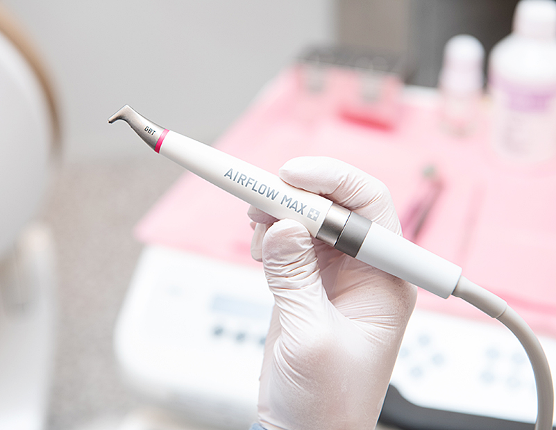 歯面パウダー清掃装置でより効果的なクリーニングを